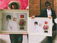 BOMBA ESTÉREO RECIBE DISCO DE ORO EN COLOMBIA POR ”AMANECER” FJKFKFK