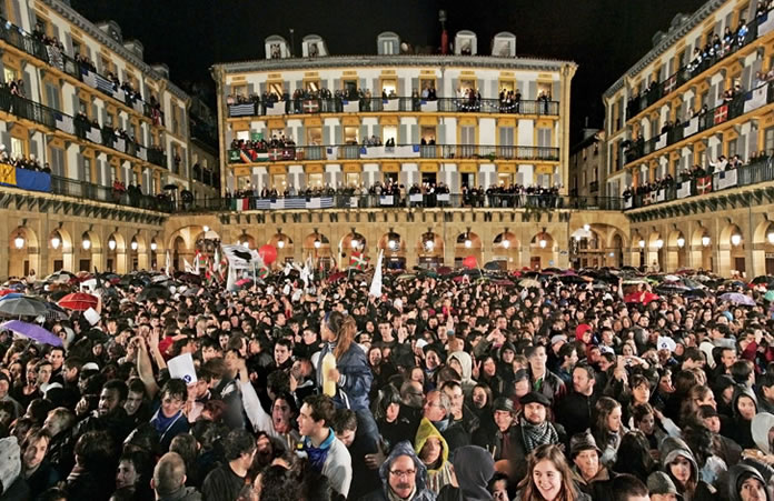 tamborrada-plaza-696x451