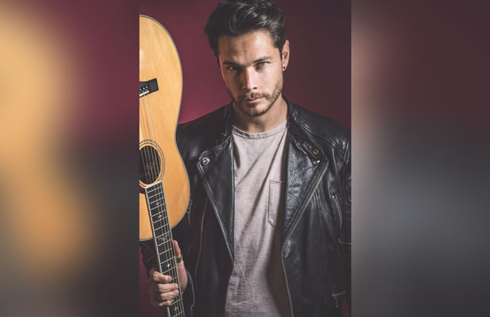 ¡JUAN SOLO SE PUSO TACONES!
