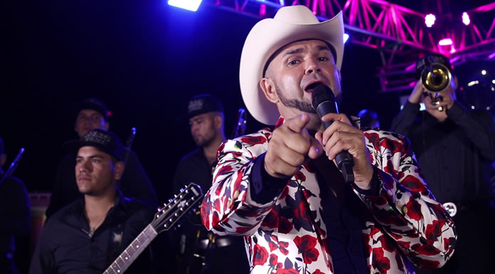 ROBERTO JUNIOR presenta su nueva producción en vivo ”Qué falta me hace mi padre”