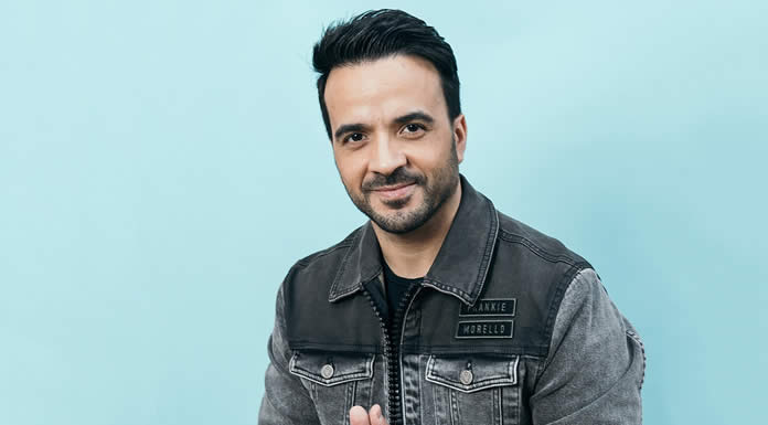 luis-fonsi-dec-2017-smile-billboard-1548