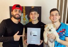 LOS PARRAS reciben placa de YouTube por superar los 100,000 subscriptores