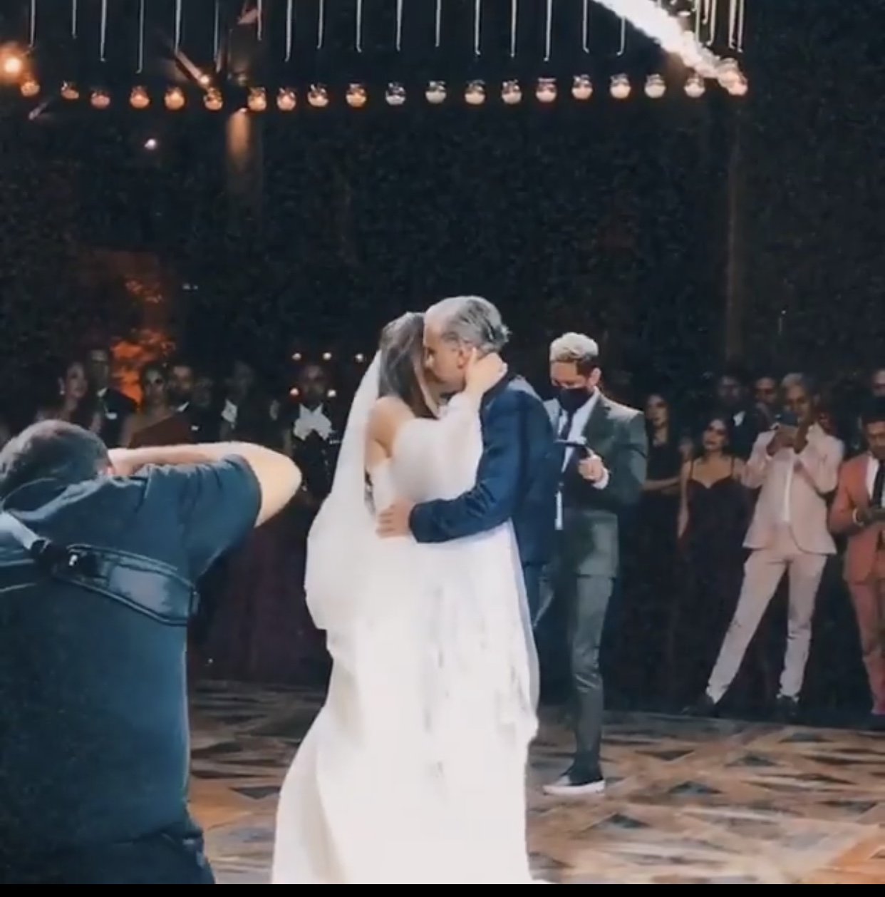 ¡CAMILA FERNÁNDEZ ENTRÓ AL ALTAR DEL BRAZO DE SU PADRE: ALEJANDRO FERNÁNDEZ!