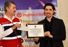 ALEJANDRO FERNÁNDEZ entrega donativo en Cruz Roja Jalisco para damnificados de Tabasco y Chiapas