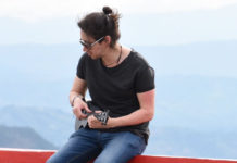 El cantautor colombiano DLUE canta un vallenato a la méxicana junto al compositor de “LE HACE FALTA UN BESO”