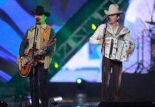 LOS DOS CARNALES dijeron presente en PREMIOS DE LA RADIO 2021 y ganan el premio a canción norteña del año