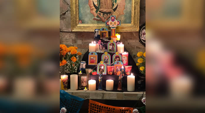 LAURA DENISSE muestra el Altar de Muertos de su patio