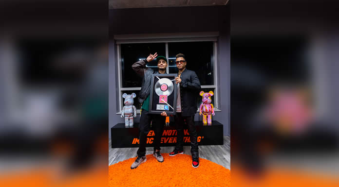 “Problemón” de ÁLVARO DÍAZ Y RAUW ALEJANDRO recibe certificación platino del RIAA Latino