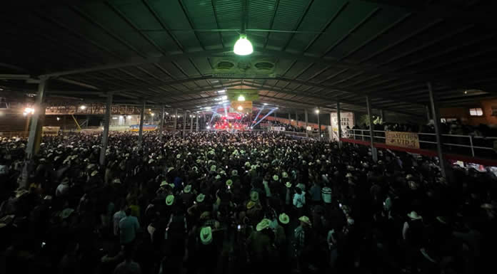 CARIN LEÓN rompe récord de asistencia en el RODEO ZUAZUA ARENA DE NUEVO LEÓN