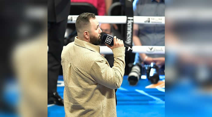 CARIN LEÓN interpreta el Himno Nacional Mexicano durante el campeonato mundial de peso semipesado de la WBA CANELO VS. BIVOL