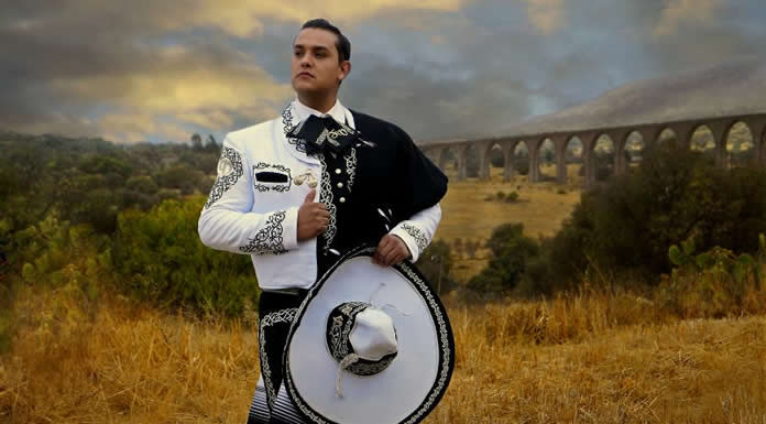 FAUSTO VILLAGRÁN se suma al Mes del Orgullo con una versión ranchera de “I WILL SURVIVE”