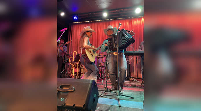 Gran éxito de LAURA DENISSE Y LOS BRILLANTES en su gira THE DESERT TOUR
