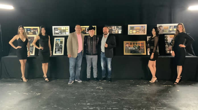 ALFREDO OLIVAS galardonado con múltiples reconocimientos en el inicio de su gira ALFA & OMEGA