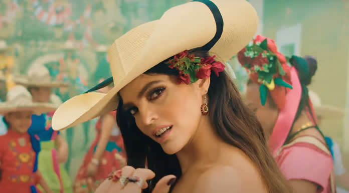 ¡ANA BÁRBARA estrena “Reza y Reza” de su autoría!
