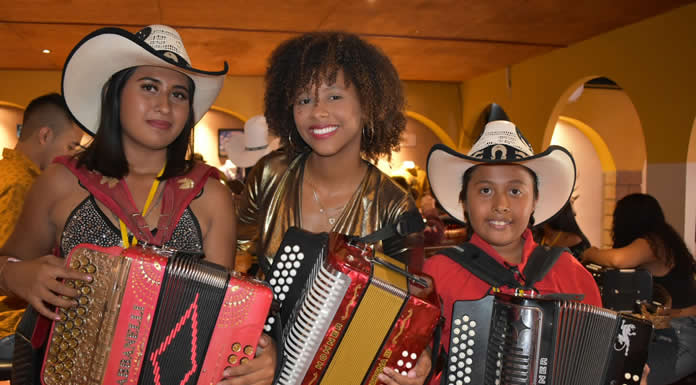 LAS POTRANQUITAS cabalgarán en Colombia y Así celebran las gruperas el día de muertos