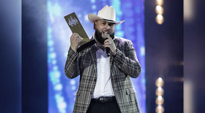 Gran noche para EL FANTASMA en PREMIOS DE LA RADIO 2022 recibe premio “CANCIÓN BANDA DEL AÑO” por su tema “FUERA DE SERVICIO”