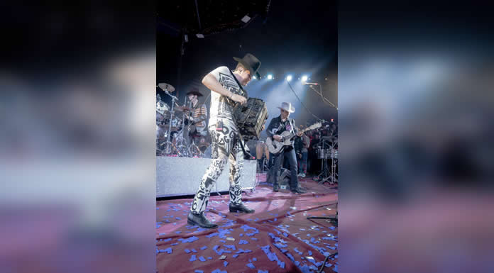 LA EDICIÓN ESPECIAL llena el Palenque y lo pone a cantar de principio a fin