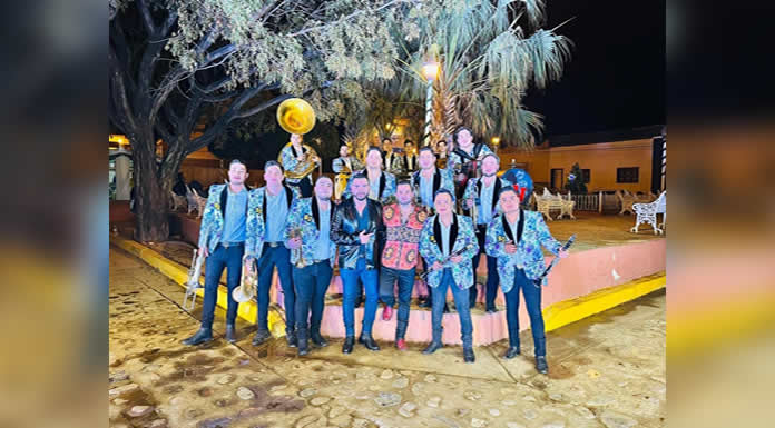 ROBERTO JUNIOR presenta “CUMBIAS RETRO”
