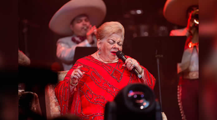PAQUITA LA DEL BARRIO les saluda con sus amigos 1 - C