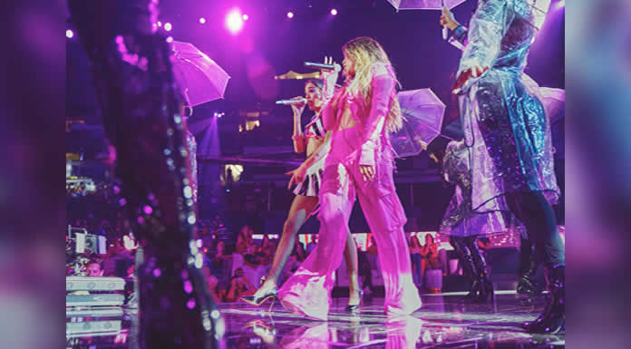 SOFÍA REYES asombra en PREMIOS JUVENTUD, interpreta “TQUM” en vivo por primera vez con DANNA PAOLA