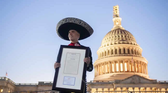 Líderes latinos del Congreso de EEUU honran a ALEJANDRO FERNÁNDEZ por su carrera musical y servicio a la comunidad latina @lachicuela.com (1)