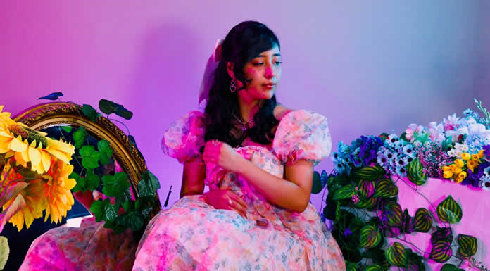 ESMERALDA PALMARES navega entre la idealización y sanación en su álbum ESPEJISMO @lachicuela