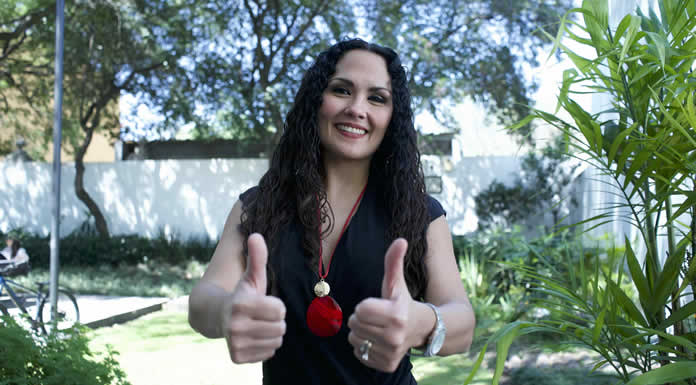 La cantante y exacademica ESTRELLA VELOZ recibe reconocimiento por la CONDUSEF como experta financiera @lachicuela