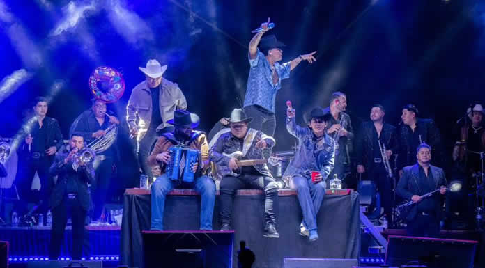 GRUPO FIRME paraliza el CARNAVAL DE AUTLÁN JALISCO en su primera presentación del año con la compañia de DRAKE BELL @lachicuela.com