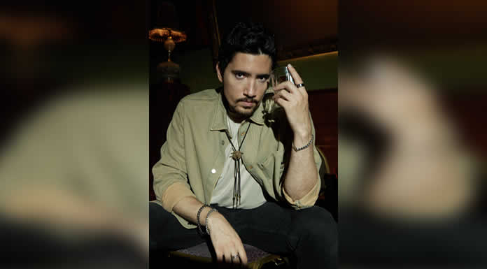 ALEX FERNÁNDEZ le pone limón a la herida con nuevo álbum ESTOY A UN TRAGO MÁS