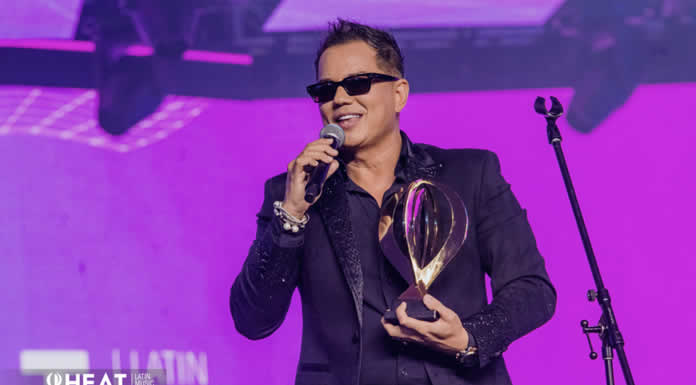 CHARLIE ZAA recibe el premio trayectoria en los PREMIOS HEAT 2024