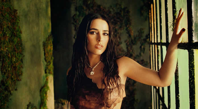 DIAMANTE es el brillante debut de KARINA SOFÍA producido por GUSTAVO SANTAOLALLA