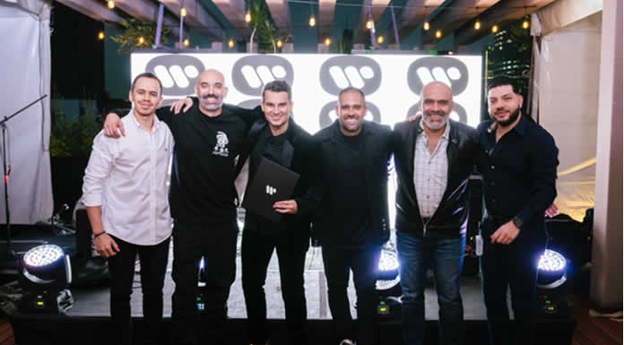 PIPE BUENO firma con WARNER MUSIC LATINA
