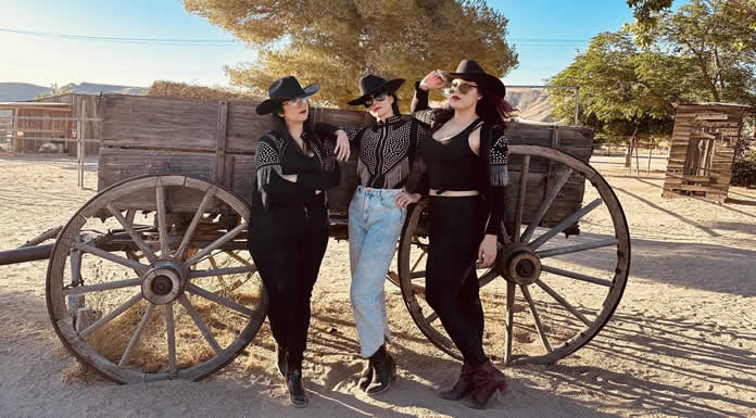 THE MEXICAN STANDOFF comparte versión EL PANTALÓN BLUE JEAN con LOS TEXMANIACS Y EL FLACO JIMÉNEZ