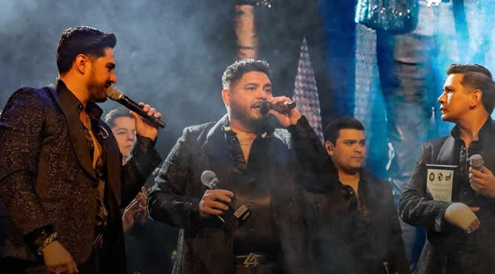 LA ADICTIVA recibe RECONOCIMIENTO en el escenario del ROSEMONT THEATRE