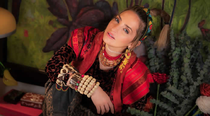 MIRELLA CESA presenta “PARA ENCAJAR”, una poderosa canción sobre la autenticidad y el valor de ser uno mismo