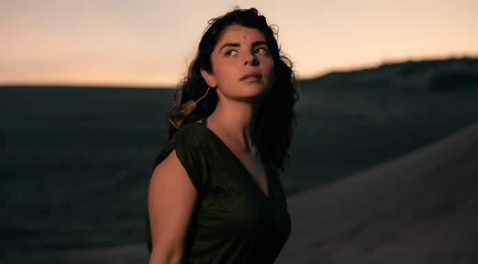 NIKKI FÖLK nos presenta su canción CANTO SAGRADO un recordatorio de que el presente es un espacio sagrado para florecer