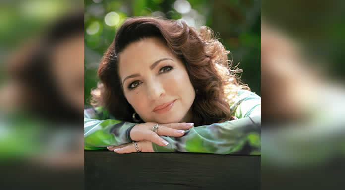 RAÍCES de GLORIA ESTEFAN se eleva a las posiciones más altas en los LISTADOS LATINOS DE BILLBOARD