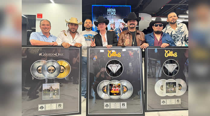 LOS DOS CARNALES Y GERARDO DÍAZ reciben DISCOS DE ORO, PLATINO Y DIAMANTE (1)