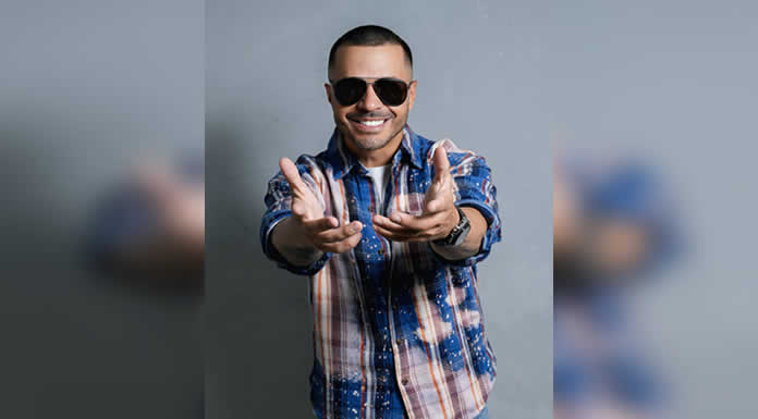 XUXO vuelve a sus raíces musicales con “CASI TE ENVIDIO”