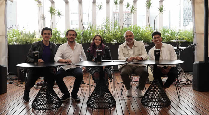 ANA SOFI W firma con WARNER MUSIC MÉXICO