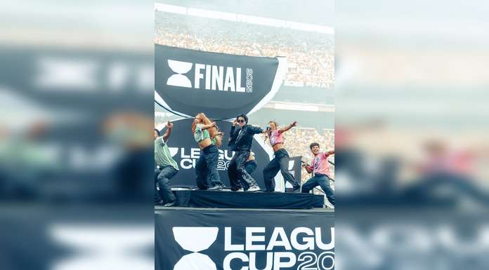 MARIO BAUTISTA encendió el LUMEN FIELD con su presentación en vivo de “NUESTROS COLORES” en la final de LEAGUES CUP 2025 (2)