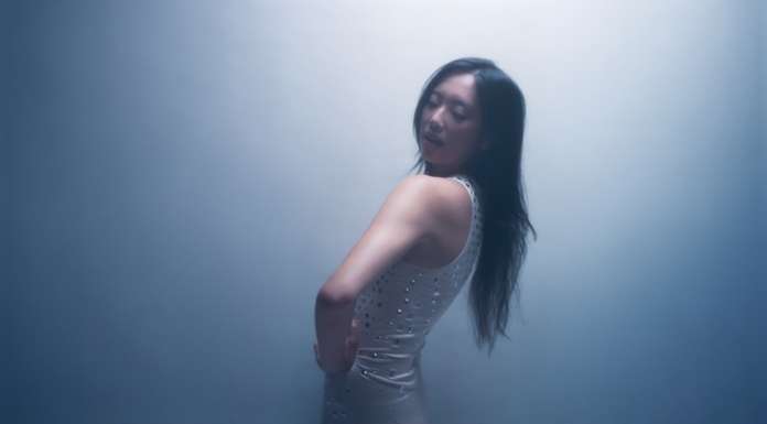 SARAH KINSLEY anuncia su nuevo EP “FLEETING” y comparte el nuevo tema, “LONELY TOUCH”