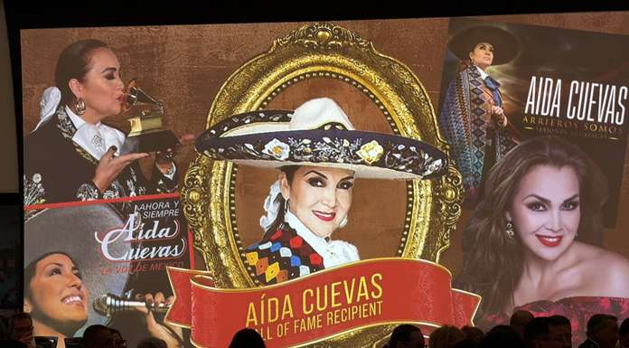 AIDA CUEVAS es exaltada al SALÓN DE LA FAMA DEL MARIACHI en Texas