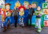 DISNEYLAND RESORT: TOM HANKS Y CONAN O’BRIEN celebran el regreso de “TOY STORY 5” en una visita sorpresa en PIXAR PIER