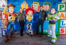 DISNEYLAND RESORT: TOM HANKS Y CONAN O’BRIEN celebran el regreso de “TOY STORY 5” en una visita sorpresa en PIXAR PIER