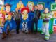 DISNEYLAND RESORT: TOM HANKS Y CONAN O’BRIEN celebran el regreso de “TOY STORY 5” en una visita sorpresa en PIXAR PIER