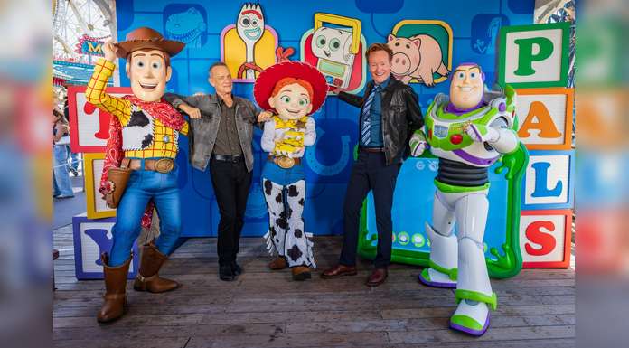 DISNEYLAND RESORT: TOM HANKS Y CONAN O’BRIEN celebran el regreso de “TOY STORY 5” en una visita sorpresa en PIXAR PIER